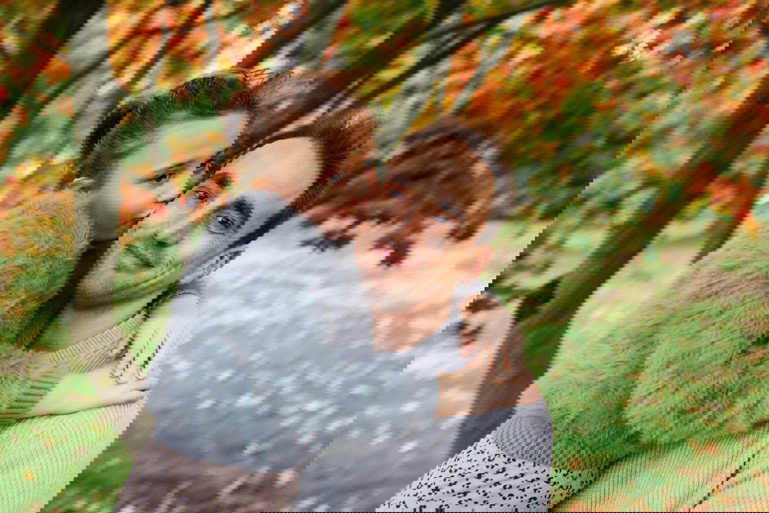 Child giving dad a kiss in a relaxed family photoshoot Birmingham